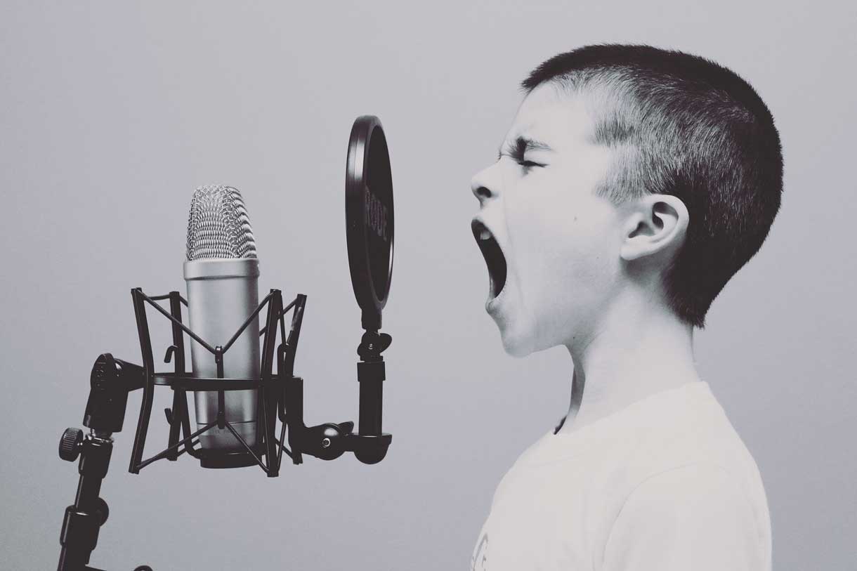 نکاتی در مورد چگونگی بهبود کیفیت صدای خود در حین آواز خواندن
